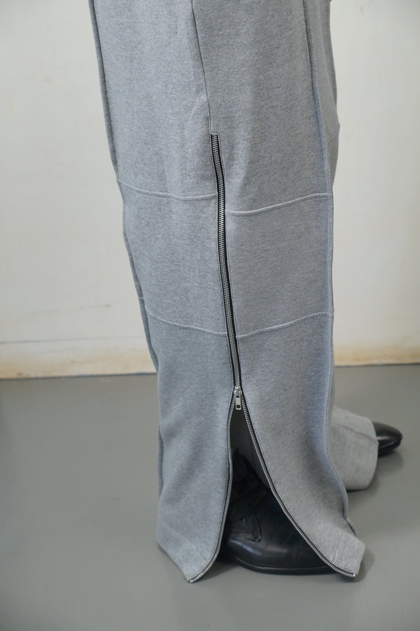 ZIPPED SWEATPANTS